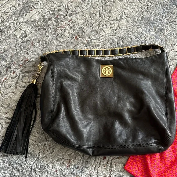 Tory Burch Hobo Bag with detachable mirror and charm. NEVER USED!!!!! 🔥🔥♥️♥️♥️